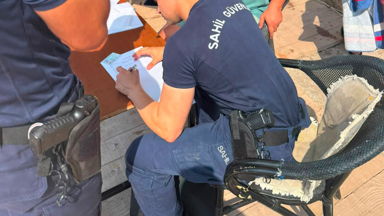 Kilic baligini kuyrugundan cekip karaya cikardi cezadan kacamadi Ux78iV5S